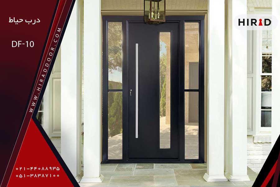 درب حیاط شیشه خور، مشکی رنگ، دارای دو کتیبه شیشه ای در دو طرف و یک صفحه شیشه ای مستطیلی روی لنگه درب، نصب شده در ورودی لابی ساختمان با نمای سفید